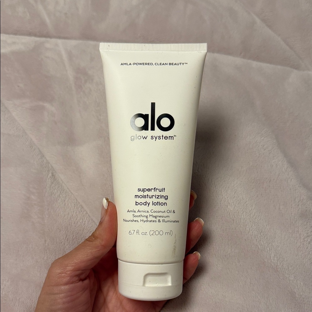 Alo Glow System Superfruit Moisturizing Body Lotion - White